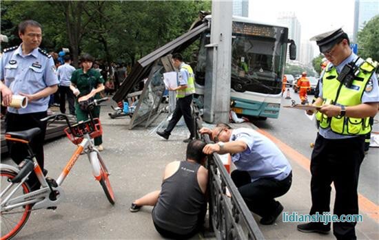 沈陽公交車沖站臺