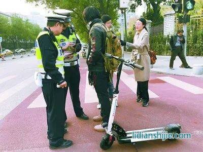 北京警方嚴(yán)查電動(dòng)滑板車上路